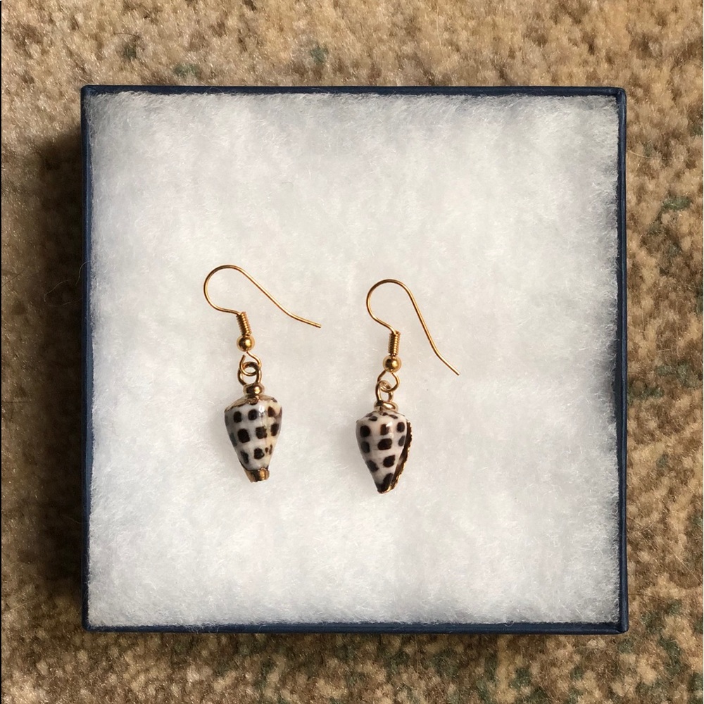 NWOT Seashell earrings